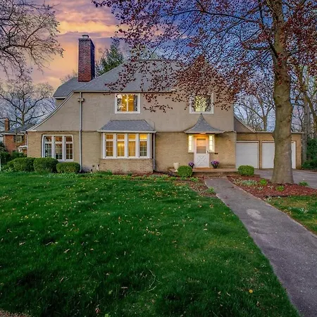 The Grand Dame Luxury Family Home For 10 Or More